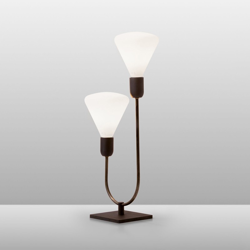 https://objectstorage.ap-seoul-1.oraclecloud.com/n/cnk6gaix2gpw/b/loqoqo-conv/o/cattaneo-lampadari/cattaneo-smith-2-l-table-lamp-in-brass-2-arms-for-indoor/69464.jpg