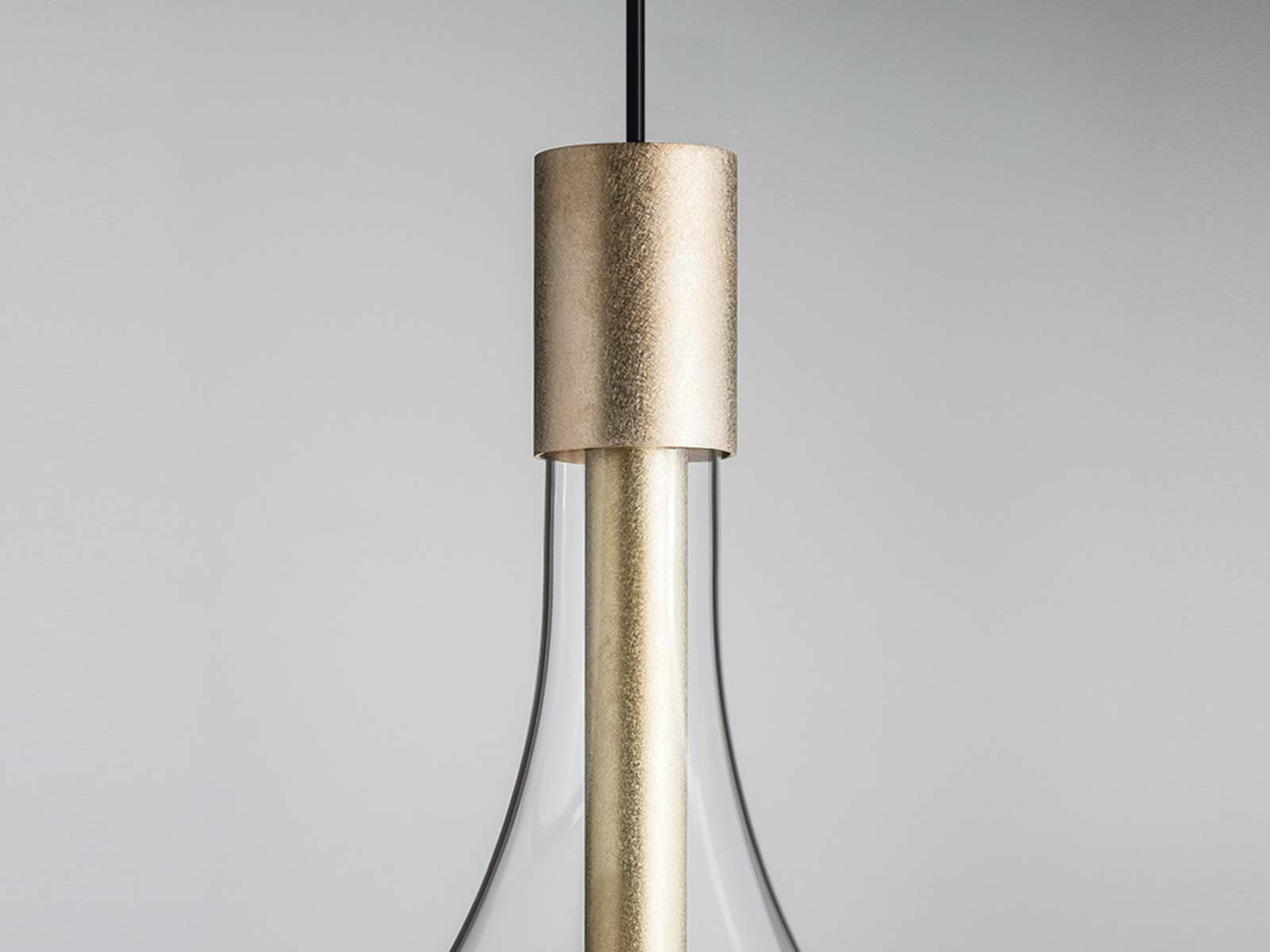 https://objectstorage.ap-seoul-1.oraclecloud.com/n/cnk6gaix2gpw/b/loqoqo-conv/o/davide-groppi/cathode-suspension-lamp-2700-k/cathode_1a_brass_1.jpg