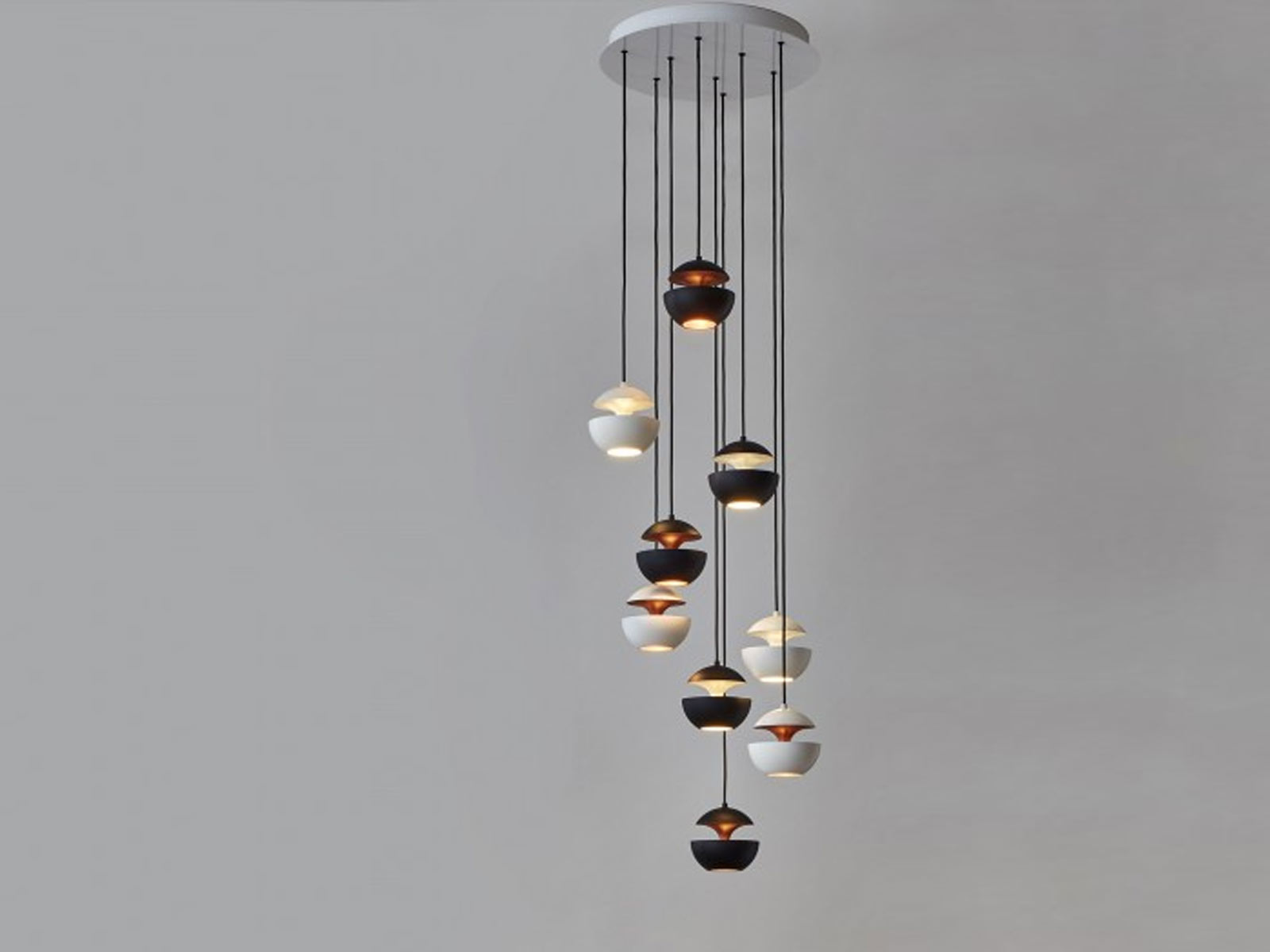 https://objectstorage.ap-seoul-1.oraclecloud.com/n/cnk6gaix2gpw/b/loqoqo-conv/o/dc-weditions/here-comes-the-sun-mini-suspension-lamp/herecomecompositionmohd.jpg