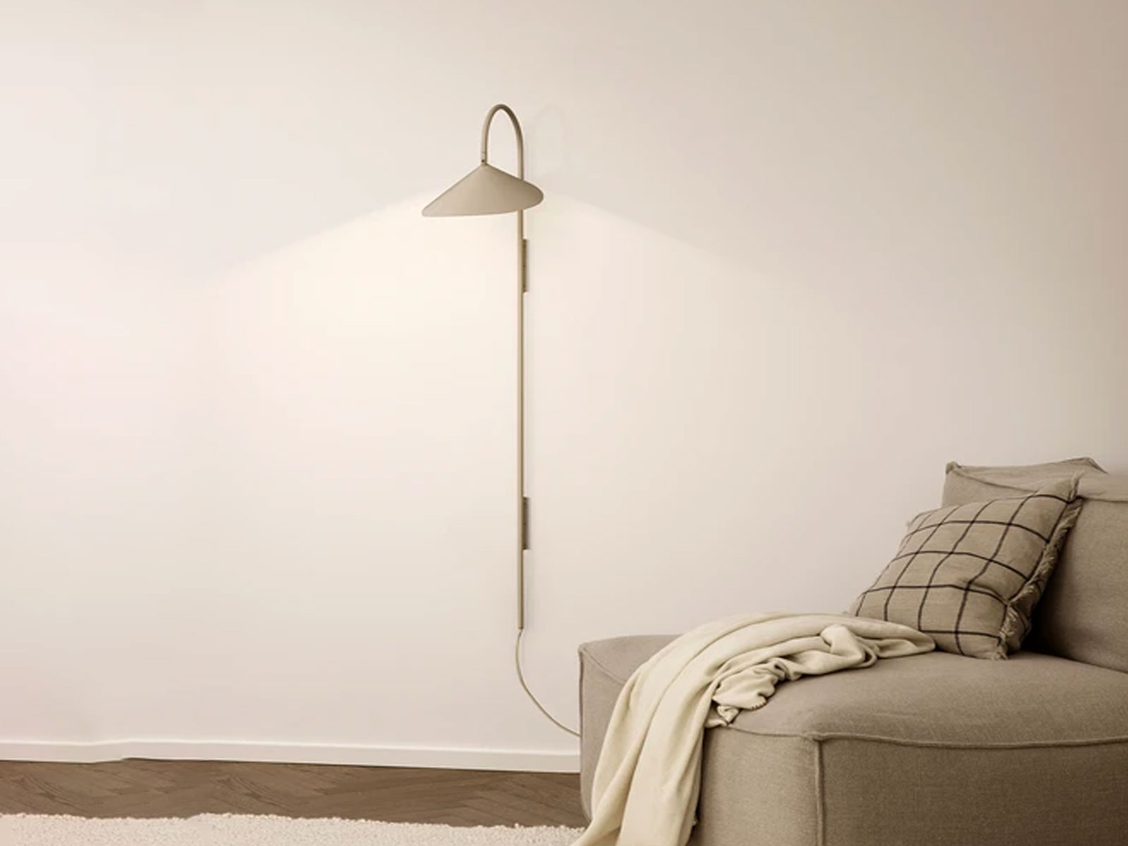 https://objectstorage.ap-seoul-1.oraclecloud.com/n/cnk6gaix2gpw/b/loqoqo-conv/o/ferm-living/arum-wall-lamp-tall/arum-tall-white.jpg