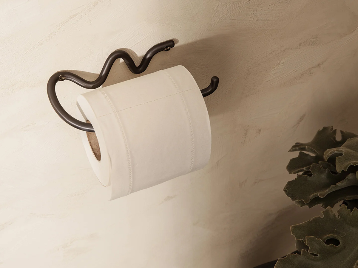 https://objectstorage.ap-seoul-1.oraclecloud.com/n/cnk6gaix2gpw/b/loqoqo-conv/o/ferm-living/curvature-toilet-paper-holder/curvature-toilet-paper-holder-black-brass-fermliving-1.jpg