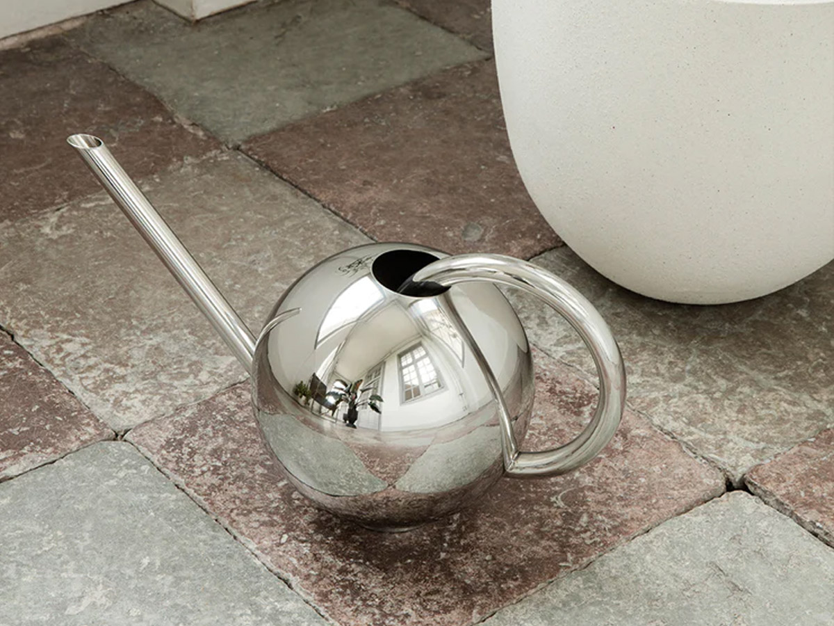 https://objectstorage.ap-seoul-1.oraclecloud.com/n/cnk6gaix2gpw/b/loqoqo-conv/o/ferm-living/orb-watering-can-mirror-polished/ferm-living-orb-watering-can-1.jpg