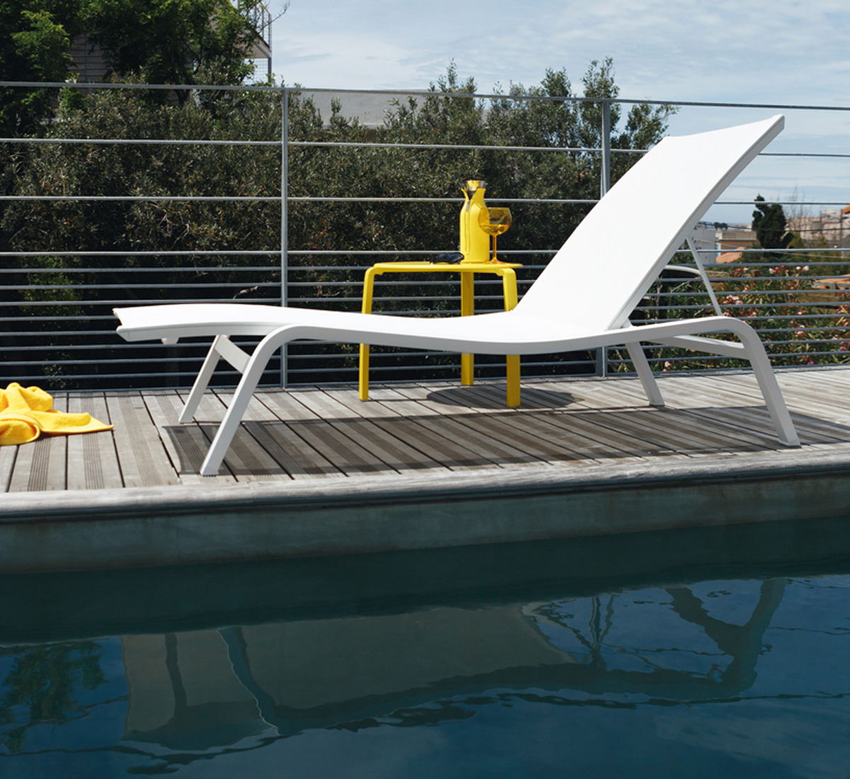 https://objectstorage.ap-seoul-1.oraclecloud.com/n/cnk6gaix2gpw/b/loqoqo-conv/o/fermob/alize-adjustable-and-stacking-sunlounger-xs/alize-lettino-prendisole-xs.jpg