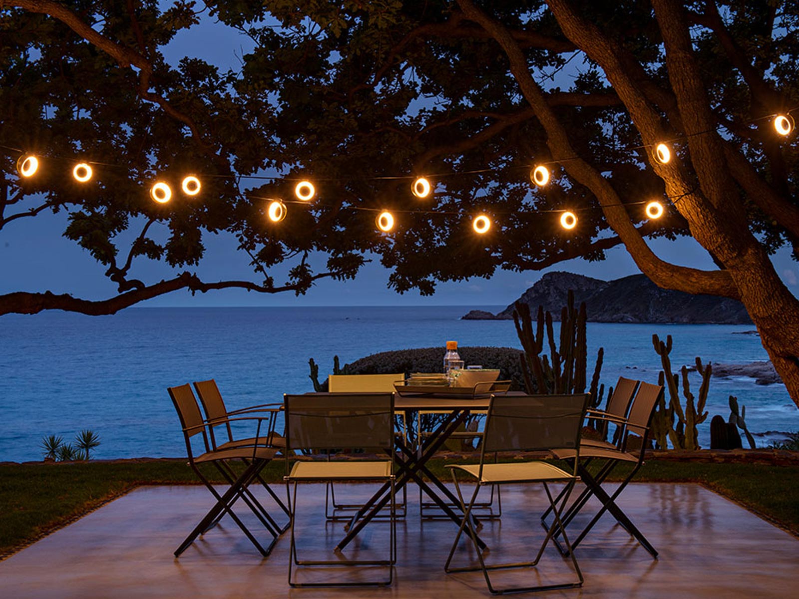 https://objectstorage.ap-seoul-1.oraclecloud.com/n/cnk6gaix2gpw/b/loqoqo-conv/o/fermob/hoop-outdoor-suspension-lamp/Hoop4.jpg