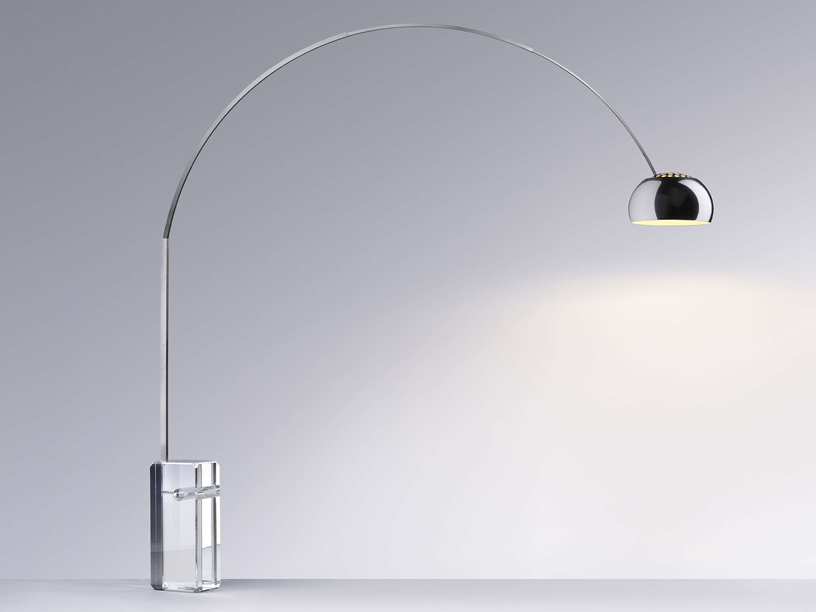 https://objectstorage.ap-seoul-1.oraclecloud.com/n/cnk6gaix2gpw/b/loqoqo-conv/o/flos/arco-k-floor-lamp-limited-edition/ArcoK5.jpg