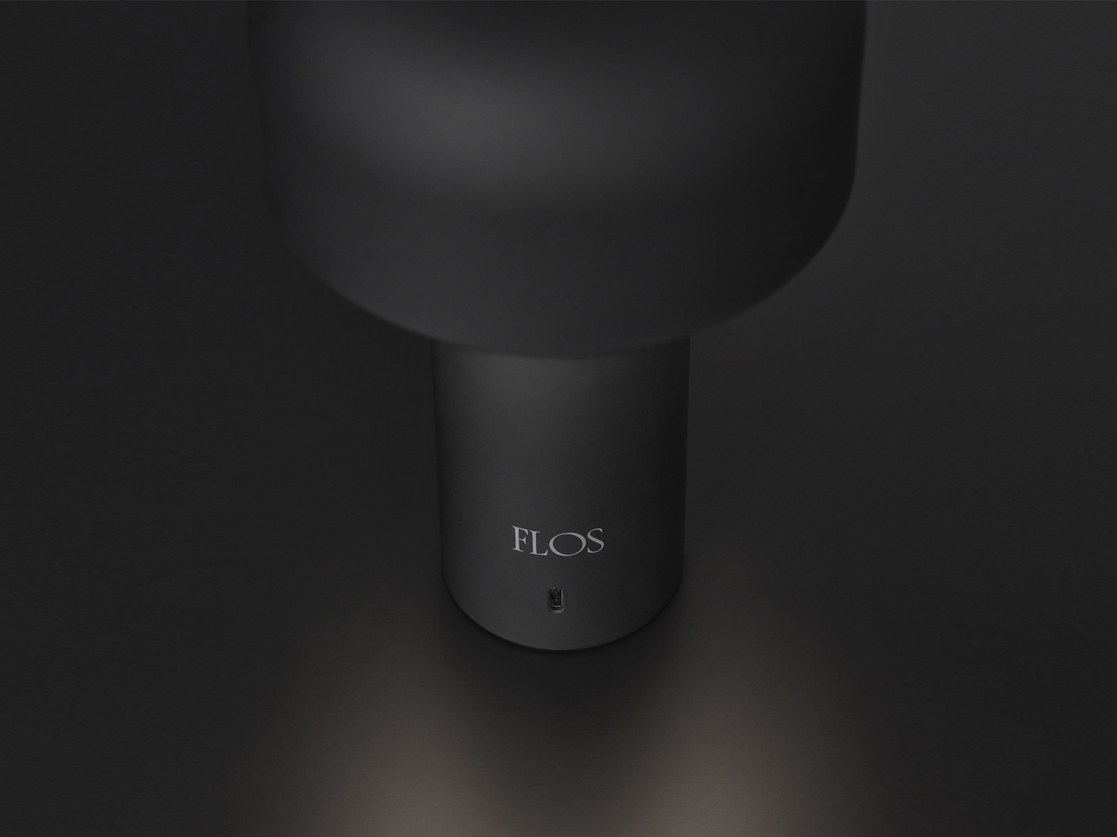 https://objectstorage.ap-seoul-1.oraclecloud.com/n/cnk6gaix2gpw/b/loqoqo-conv/o/flos/bellhop-portable-matt-black-table-lamp/Bellhopblack4.jpg