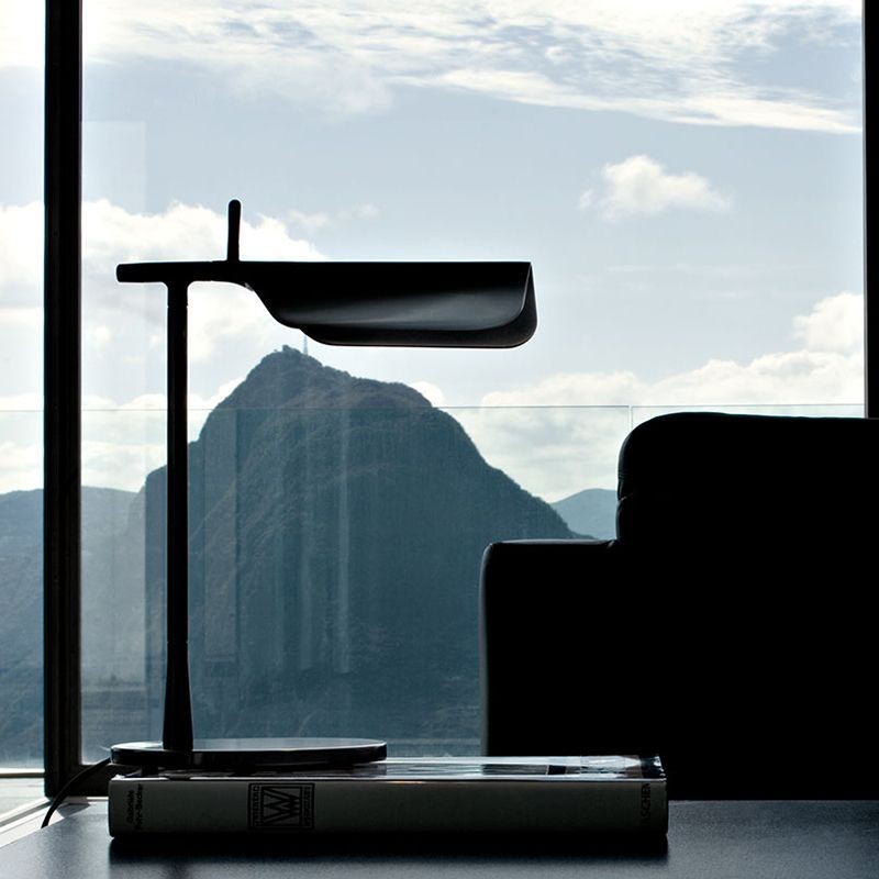 https://objectstorage.ap-seoul-1.oraclecloud.com/n/cnk6gaix2gpw/b/loqoqo-conv/o/flos/tab-t-led-table-lamp-black/12531.jpg