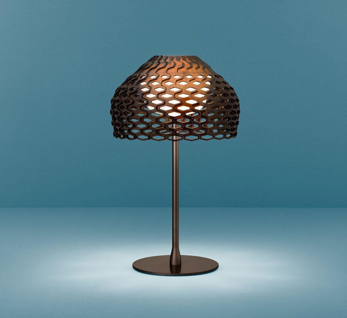 https://objectstorage.ap-seoul-1.oraclecloud.com/n/cnk6gaix2gpw/b/loqoqo-conv/o/flos/tatou-t-1-table-lamp/table-bronze-lamp.jpg
