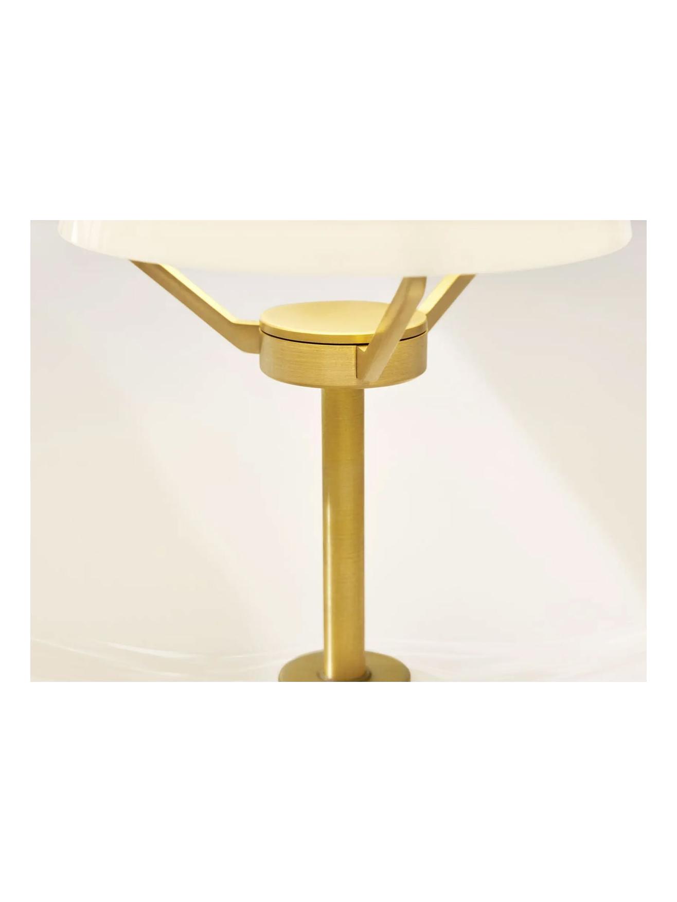 https://objectstorage.ap-seoul-1.oraclecloud.com/n/cnk6gaix2gpw/b/loqoqo-conv/o/fritz-hansen/clam™-suspension-lamp-d-44-opal-brass/dettagliolampadaclaminner.jpg
