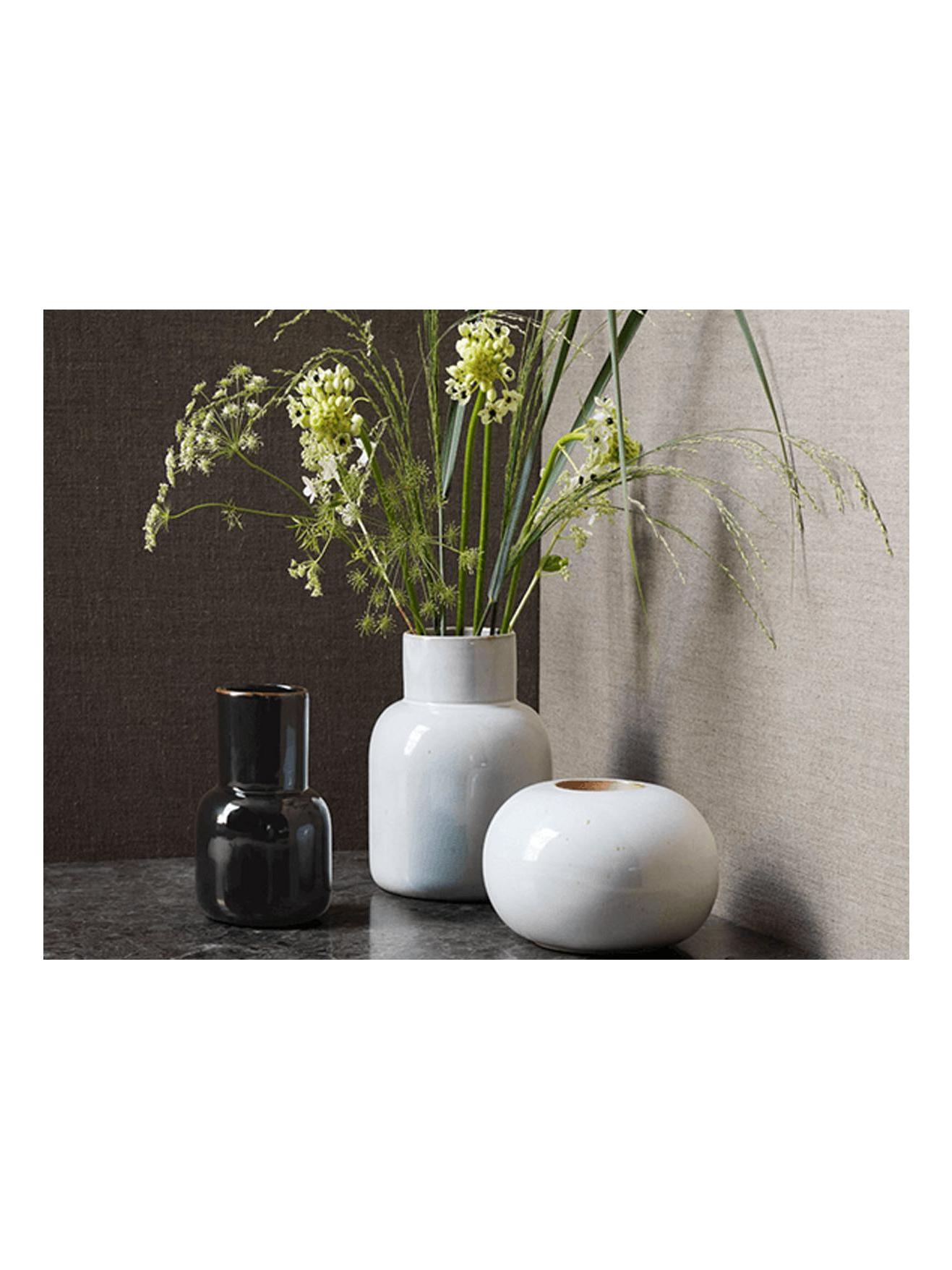 https://objectstorage.ap-seoul-1.oraclecloud.com/n/cnk6gaix2gpw/b/loqoqo-conv/o/fritz-hansen/earthenware-vase-tenmoku-black/earthenware-round-vase-cecilie-manz-fritz-hansen3_1_1.jpg