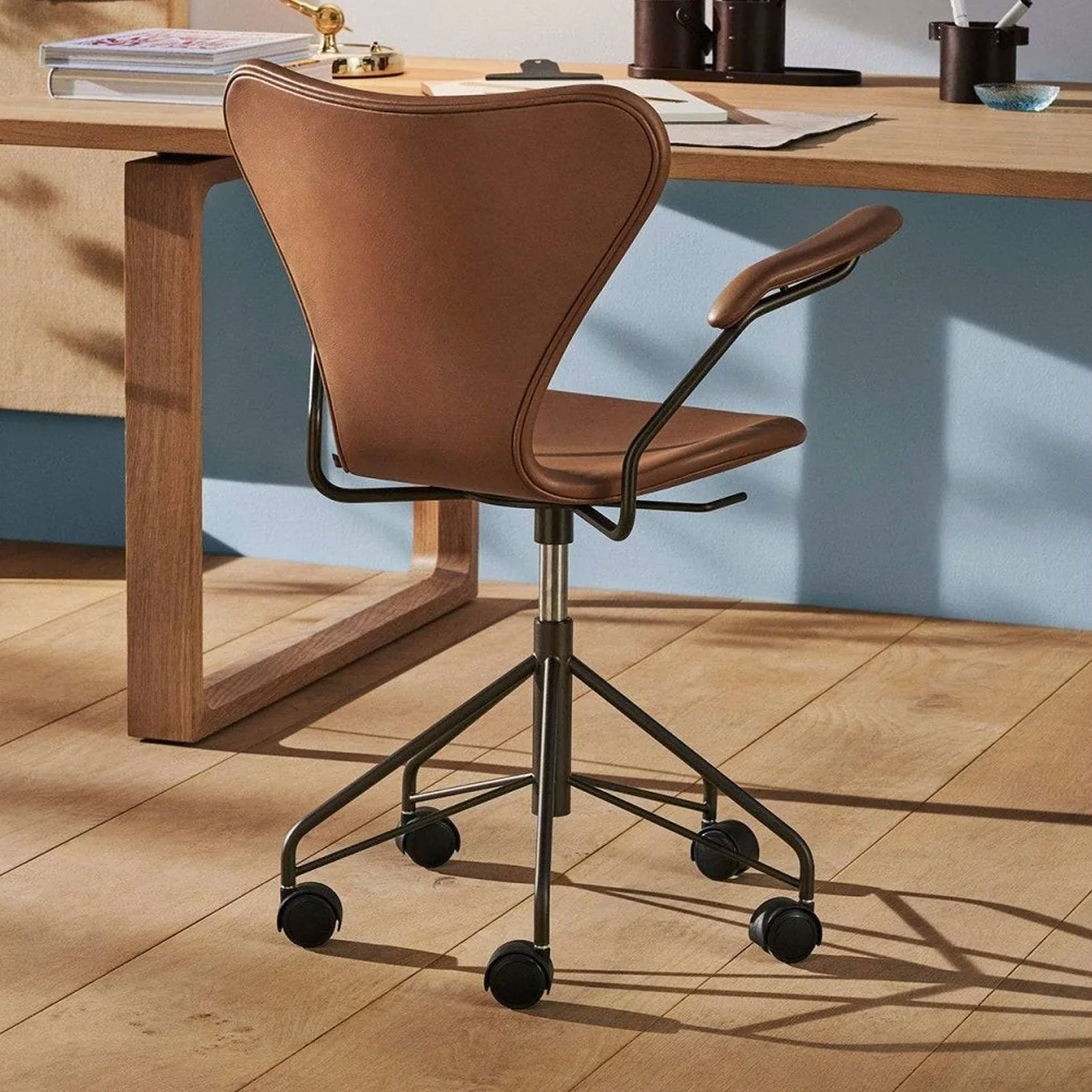 https://objectstorage.ap-seoul-1.oraclecloud.com/n/cnk6gaix2gpw/b/loqoqo-conv/o/fritz-hansen/series-7-™-swivel-chair-with-armrests-grace-leather/series-7-fully-upholstered-grace-leather-fritz-hansen.jpg