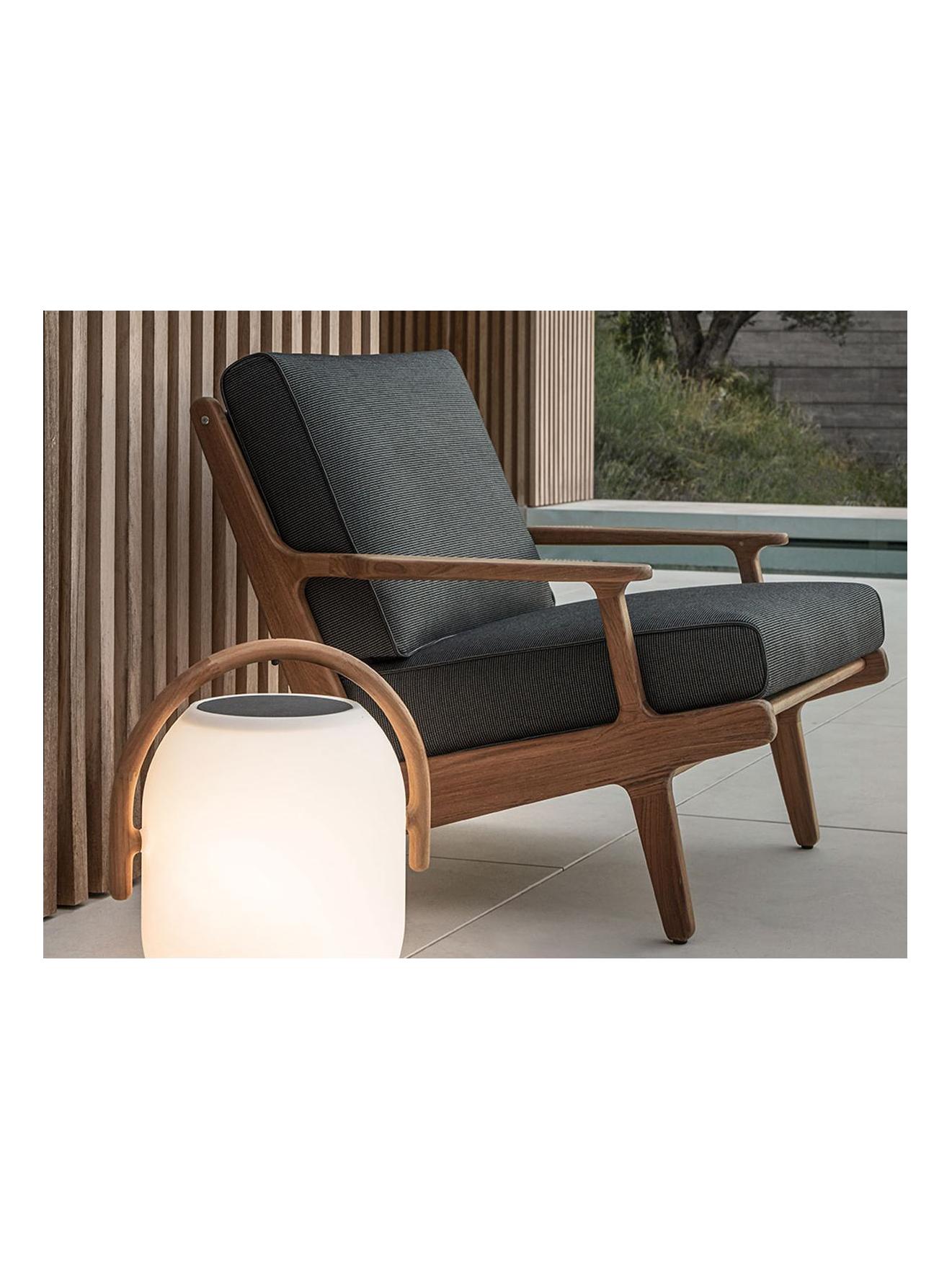 https://objectstorage.ap-seoul-1.oraclecloud.com/n/cnk6gaix2gpw/b/loqoqo-conv/o/gloster/ambient-cocoon-outdoor-floor-lamp/gloster-ambient-cocoon.jpg