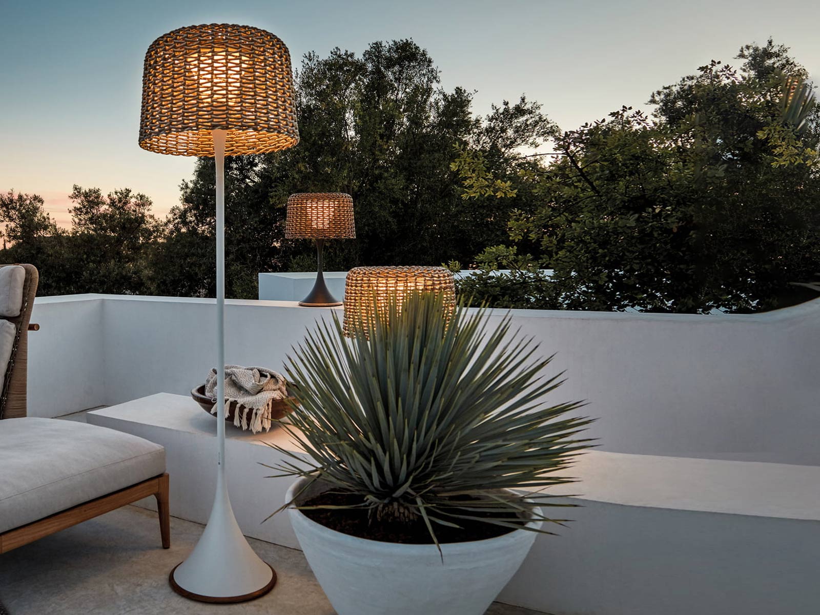 https://objectstorage.ap-seoul-1.oraclecloud.com/n/cnk6gaix2gpw/b/loqoqo-conv/o/gloster/ambient-mesh-tall-lantern-outdoor-floor-lamp/AmbienLanternTell.jpg