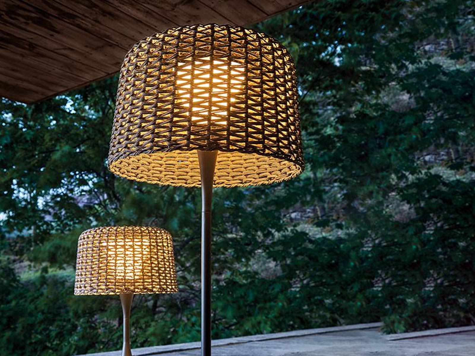 https://objectstorage.ap-seoul-1.oraclecloud.com/n/cnk6gaix2gpw/b/loqoqo-conv/o/gloster/ambient-mesh-tall-lantern-outdoor-floor-lamp/AmbientLanterntell3.jpg