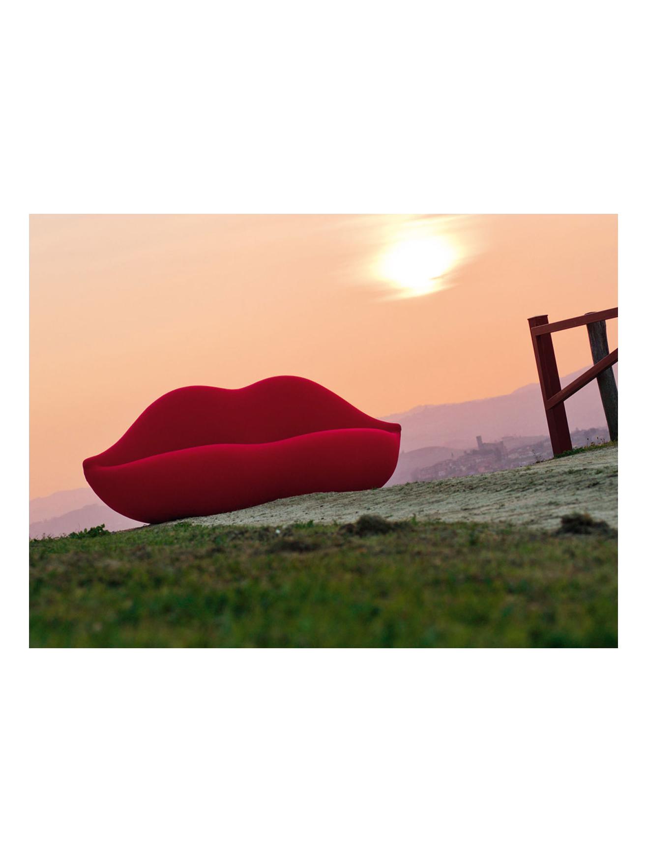 https://objectstorage.ap-seoul-1.oraclecloud.com/n/cnk6gaix2gpw/b/loqoqo-conv/o/gufram/bocca-sofa-red/bocca-sofa-red-2-gufram.jpg