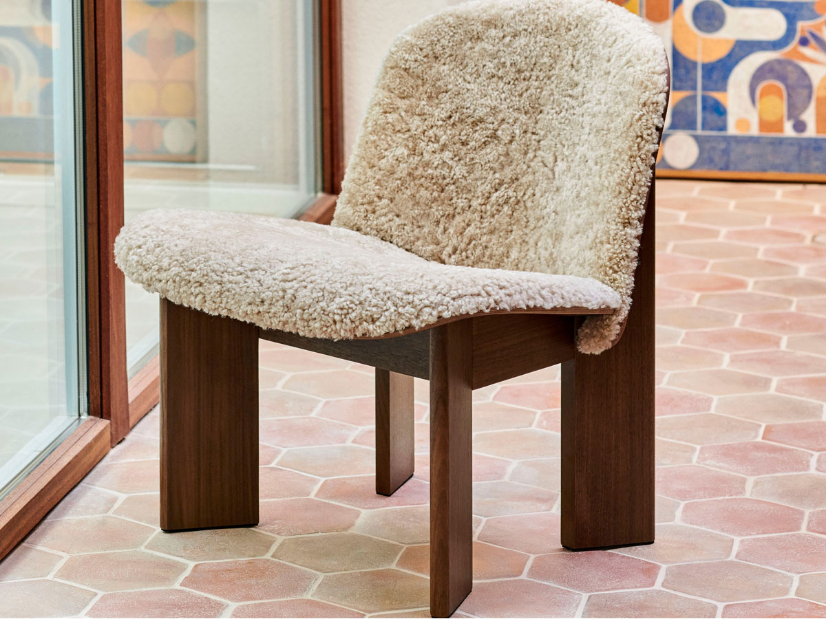 https://objectstorage.ap-seoul-1.oraclecloud.com/n/cnk6gaix2gpw/b/loqoqo-conv/o/hay/chisel-lounge-chair/hay-chisel-walnut-sheepskinmohawi-21-3.jpg