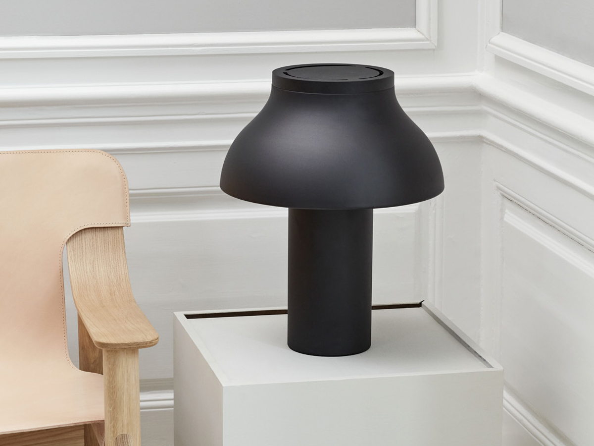 https://objectstorage.ap-seoul-1.oraclecloud.com/n/cnk6gaix2gpw/b/loqoqo-conv/o/hay/pc-l-table-lamp/pc_l_table_soft_black.jpg