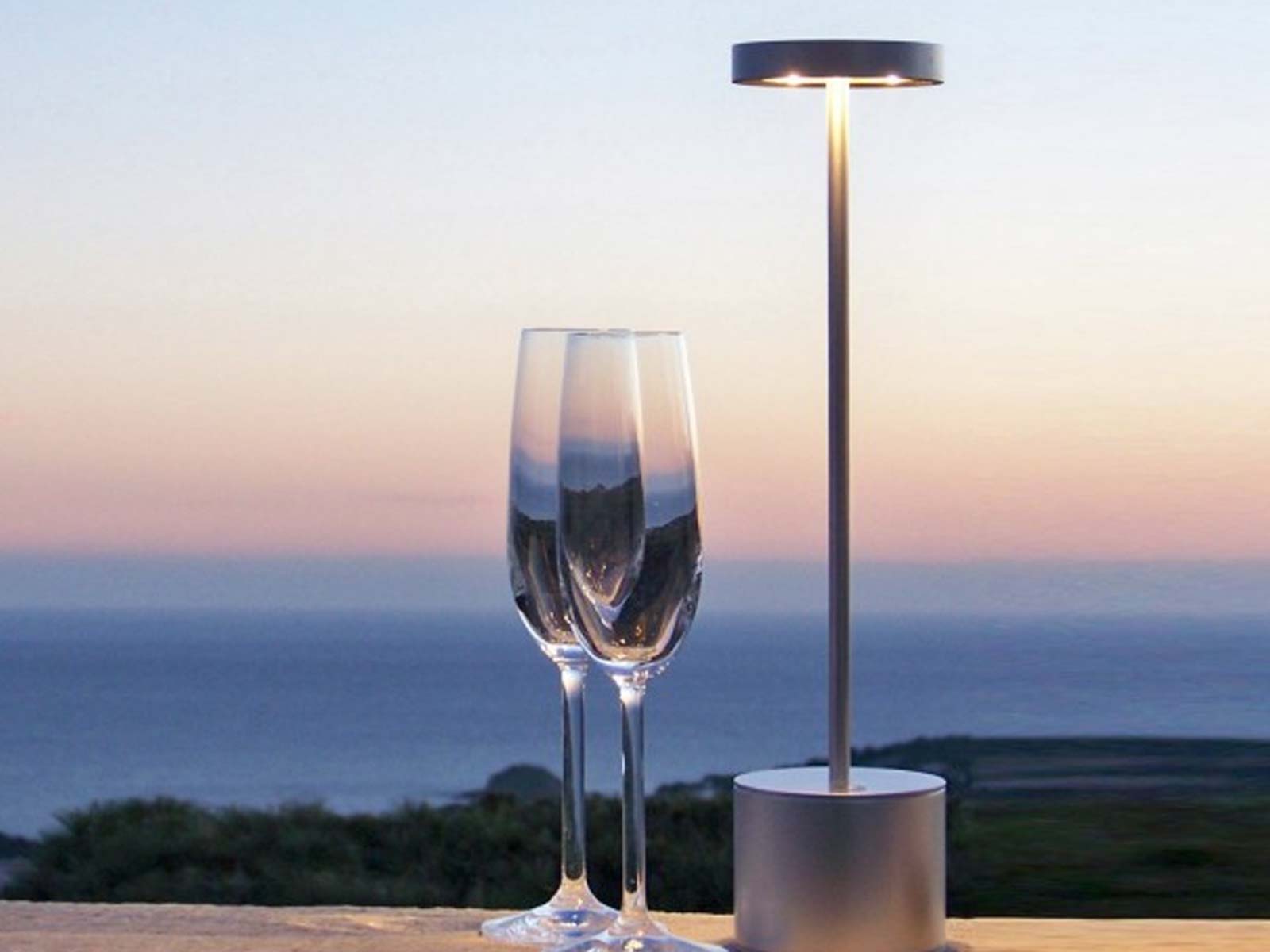 https://objectstorage.ap-seoul-1.oraclecloud.com/n/cnk6gaix2gpw/b/loqoqo-conv/o/hisle/luxciole-mini-table-lamp/luxciole_outdoor.jpg
