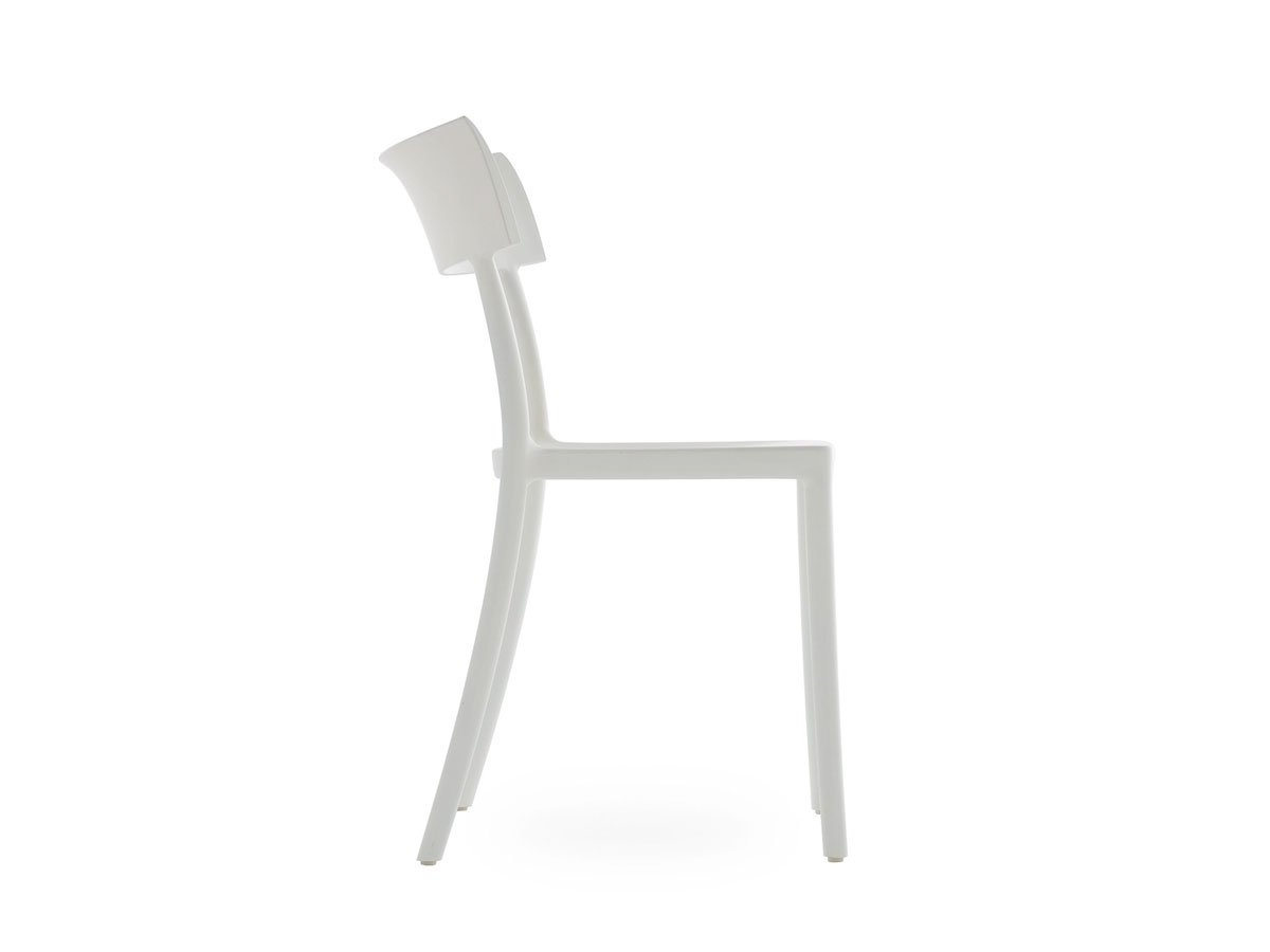 https://objectstorage.ap-seoul-1.oraclecloud.com/n/cnk6gaix2gpw/b/loqoqo-conv/o/kartell/catwalk-mat-chair/CatwalkMatChairKartellBianco3.jpg