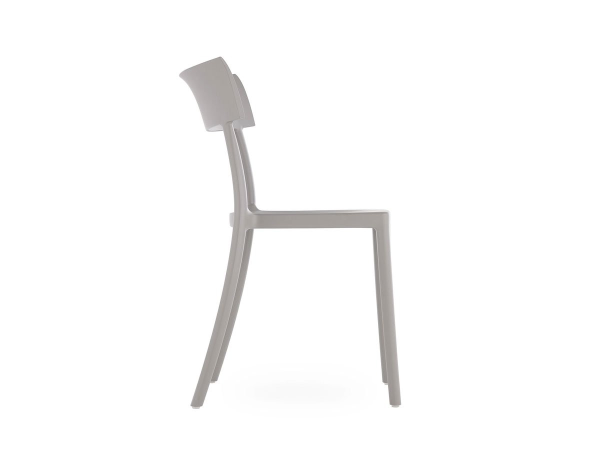 https://objectstorage.ap-seoul-1.oraclecloud.com/n/cnk6gaix2gpw/b/loqoqo-conv/o/kartell/catwalk-mat-chair/CatwalkMatChairKartellGrigio3.jpg