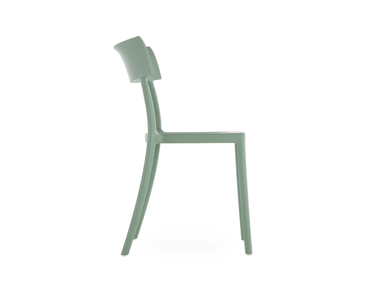 https://objectstorage.ap-seoul-1.oraclecloud.com/n/cnk6gaix2gpw/b/loqoqo-conv/o/kartell/catwalk-mat-chair/CatwalkMatChairKartellVerdeSalvia3.jpg