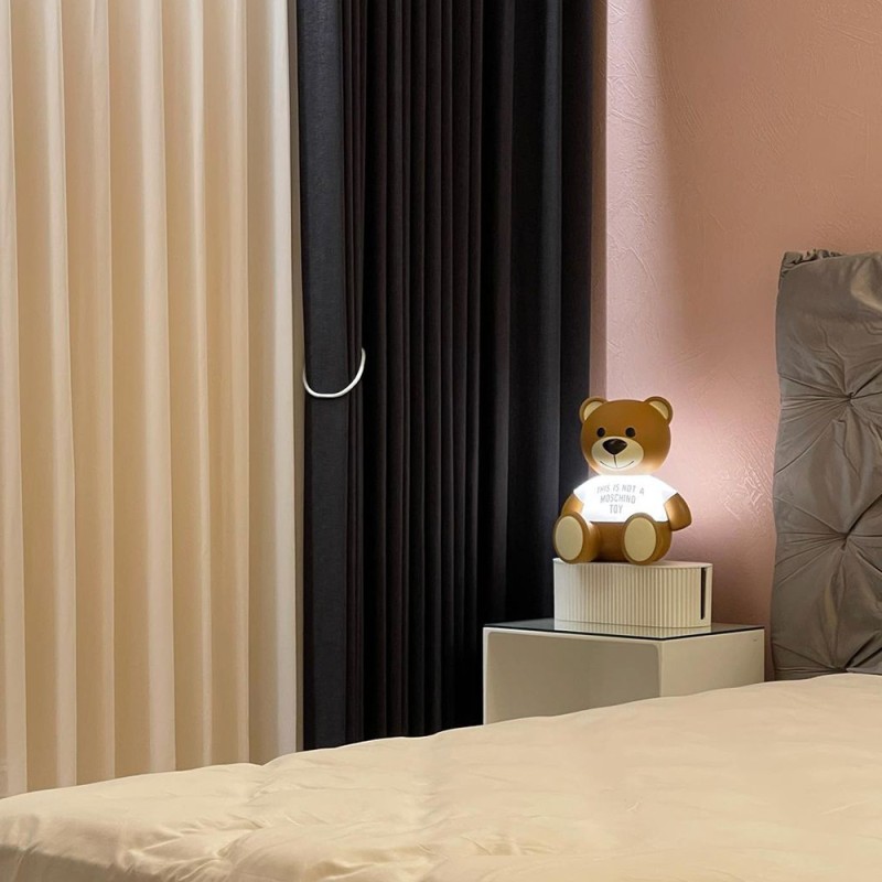 https://objectstorage.ap-seoul-1.oraclecloud.com/n/cnk6gaix2gpw/b/loqoqo-conv/o/kartell/x-moschino-toy-teddy-bear-led-lamp/70366.jpg