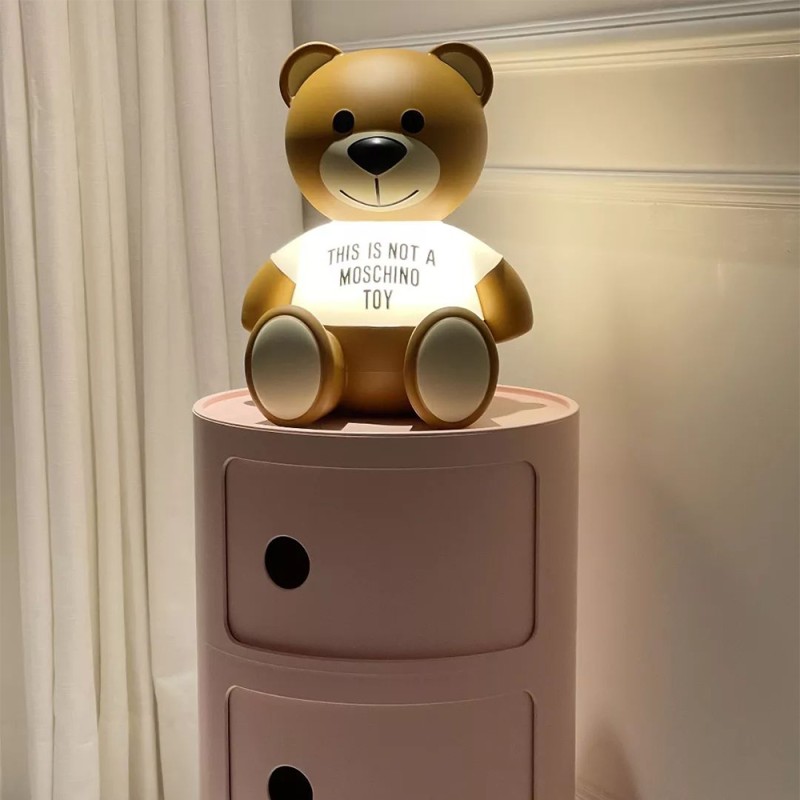 https://objectstorage.ap-seoul-1.oraclecloud.com/n/cnk6gaix2gpw/b/loqoqo-conv/o/kartell/x-moschino-toy-teddy-bear-led-lamp/70368.jpg