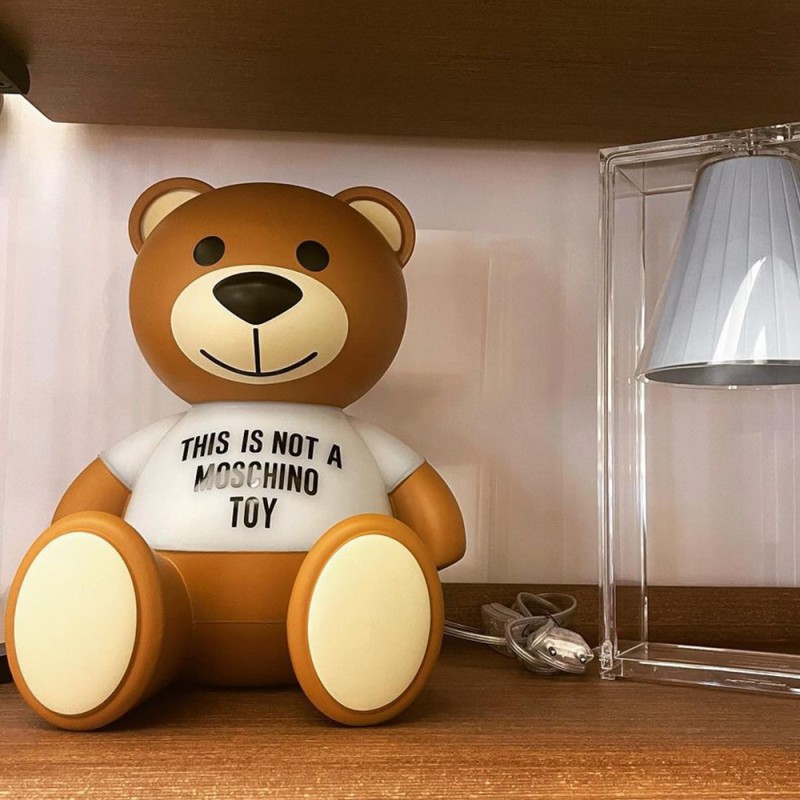 https://objectstorage.ap-seoul-1.oraclecloud.com/n/cnk6gaix2gpw/b/loqoqo-conv/o/kartell/x-moschino-toy-teddy-bear-led-lamp/70370.jpg
