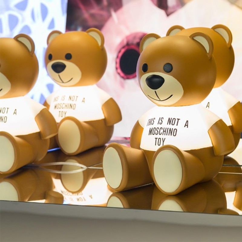 https://objectstorage.ap-seoul-1.oraclecloud.com/n/cnk6gaix2gpw/b/loqoqo-conv/o/kartell/x-moschino-toy-teddy-bear-led-lamp/70375.jpg