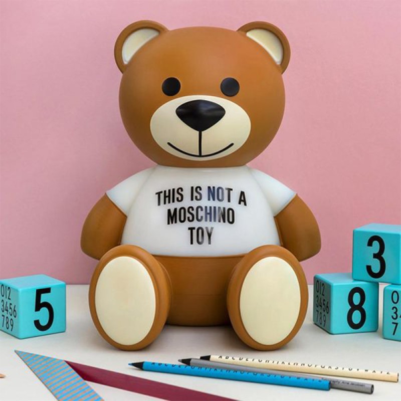 https://objectstorage.ap-seoul-1.oraclecloud.com/n/cnk6gaix2gpw/b/loqoqo-conv/o/kartell/x-moschino-toy-teddy-bear-led-lamp/70377.jpg
