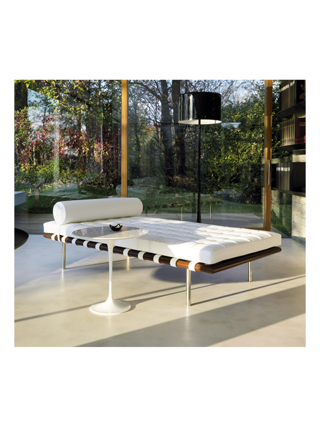 https://objectstorage.ap-seoul-1.oraclecloud.com/n/cnk6gaix2gpw/b/loqoqo-conv/o/knoll/saarinen-coffee-table-o-51-black-marquina/saarinen-tavolino-d51-marmo-arabescato-ambiente-knoll_1.jpg
