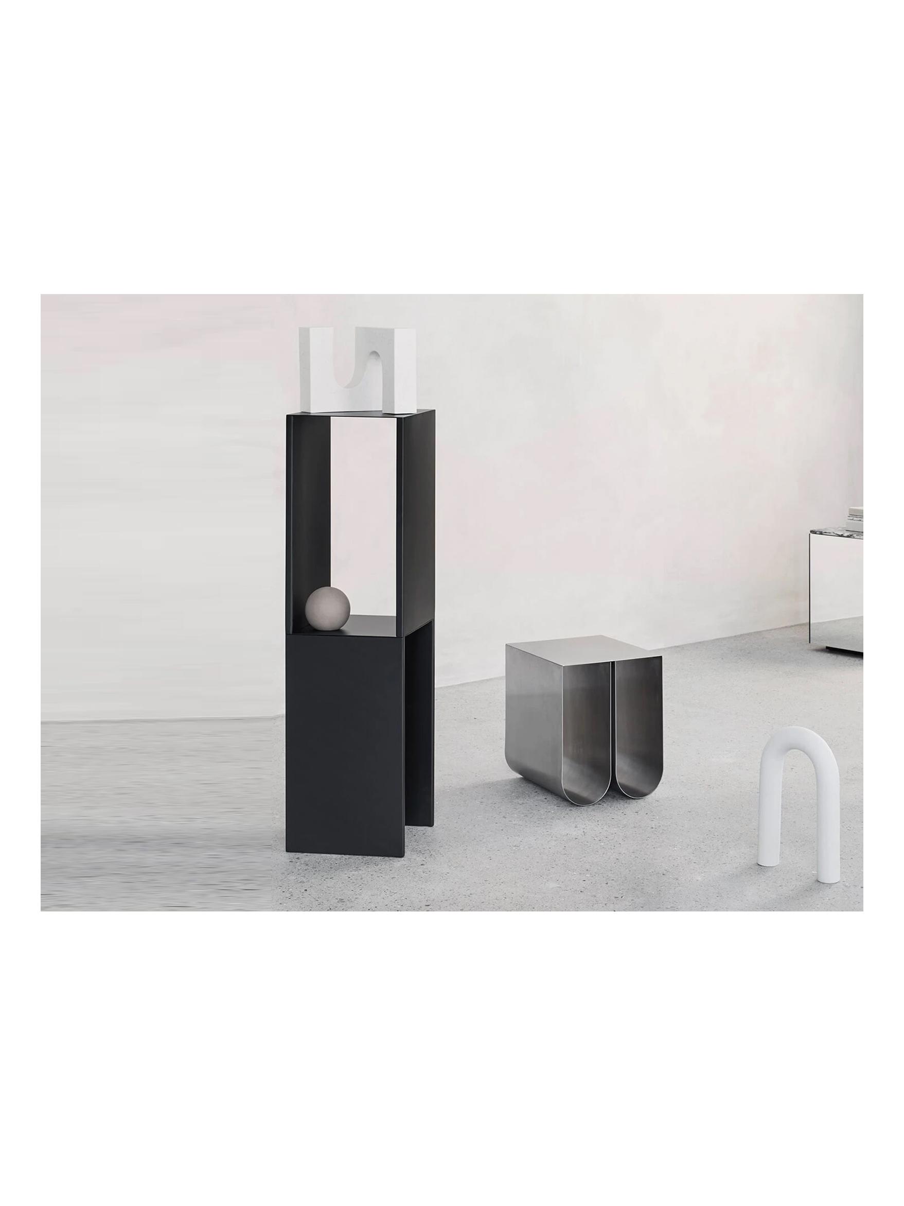 https://objectstorage.ap-seoul-1.oraclecloud.com/n/cnk6gaix2gpw/b/loqoqo-conv/o/kristina-dam-studio/curved-side-table/curved5555.jpg