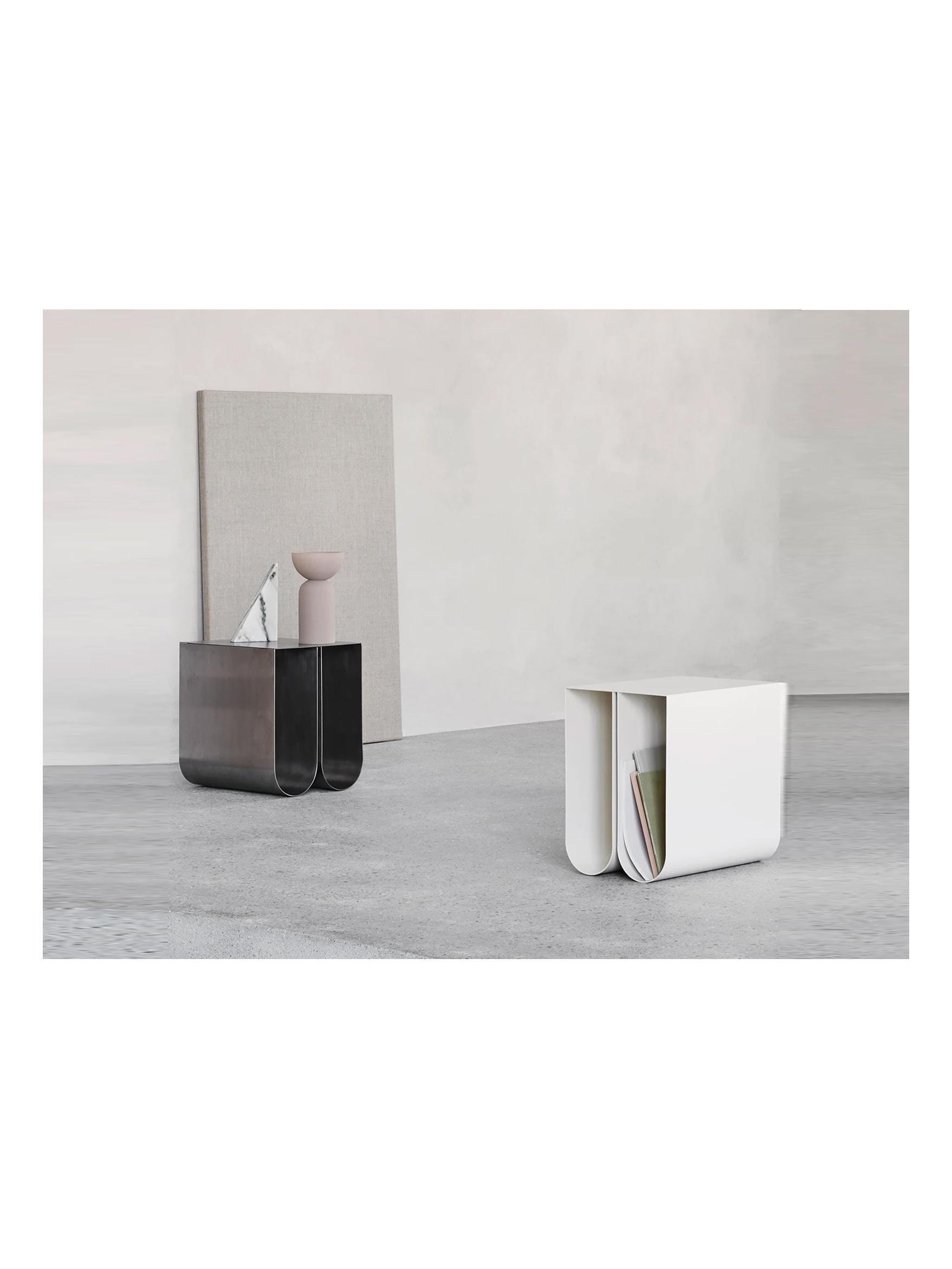 https://objectstorage.ap-seoul-1.oraclecloud.com/n/cnk6gaix2gpw/b/loqoqo-conv/o/kristina-dam-studio/curved-side-table/curved7777.jpg