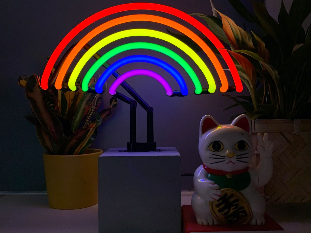https://objectstorage.ap-seoul-1.oraclecloud.com/n/cnk6gaix2gpw/b/loqoqo-conv/o/locomocean/neon-rainbow-table-lamp/lampada-rainbow-locomocean.jpg