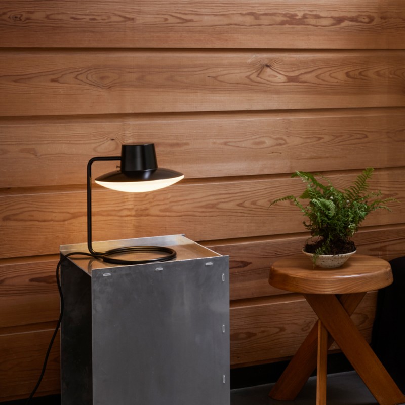 https://objectstorage.ap-seoul-1.oraclecloud.com/n/cnk6gaix2gpw/b/loqoqo-conv/o/louis-poulsen/aj-oxford-table-lamp/99866.jpg