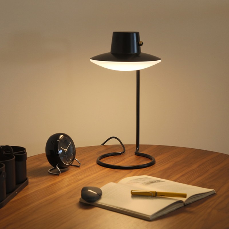https://objectstorage.ap-seoul-1.oraclecloud.com/n/cnk6gaix2gpw/b/loqoqo-conv/o/louis-poulsen/aj-oxford-table-lamp/99884.jpg