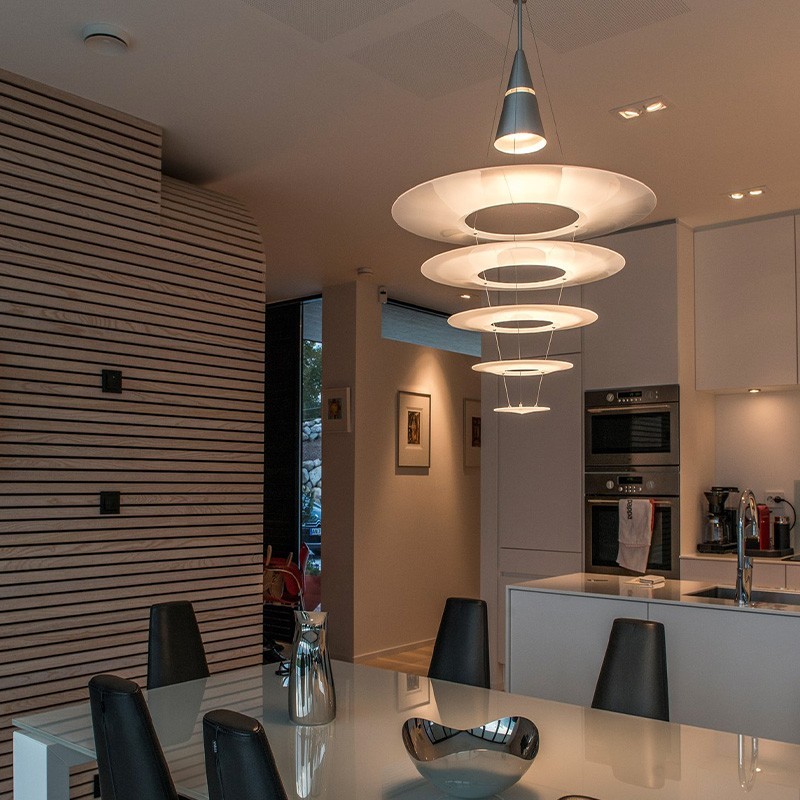 https://objectstorage.ap-seoul-1.oraclecloud.com/n/cnk6gaix2gpw/b/loqoqo-conv/o/louis-poulsen/enigma-545-suspension-ceiling-lamp-with-screens/31492.jpg