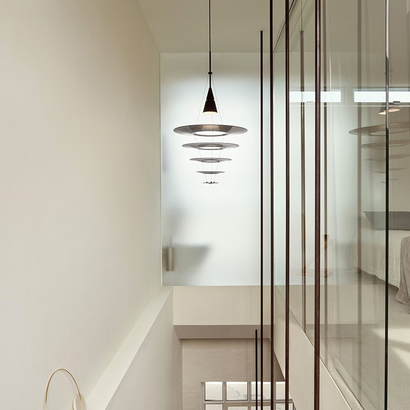 https://objectstorage.ap-seoul-1.oraclecloud.com/n/cnk6gaix2gpw/b/loqoqo-conv/o/louis-poulsen/enigma-545-suspension-ceiling-lamp-with-screens/31493.jpg