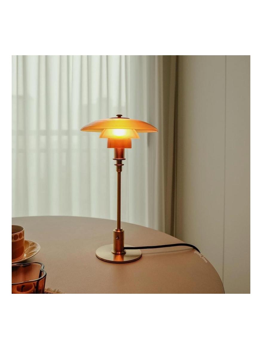 https://objectstorage.ap-seoul-1.oraclecloud.com/n/cnk6gaix2gpw/b/loqoqo-conv/o/louis-poulsen/ph-2-1-limited-edition-table-lamp-in-amber-coloured-glass-2020/93419.jpg