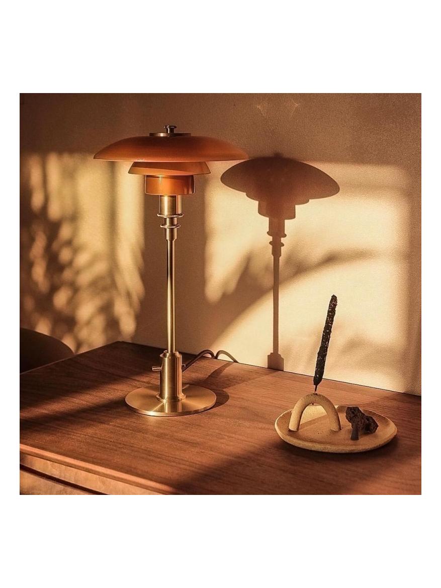 https://objectstorage.ap-seoul-1.oraclecloud.com/n/cnk6gaix2gpw/b/loqoqo-conv/o/louis-poulsen/ph-2-1-limited-edition-table-lamp-in-amber-coloured-glass-2020/93420.jpg