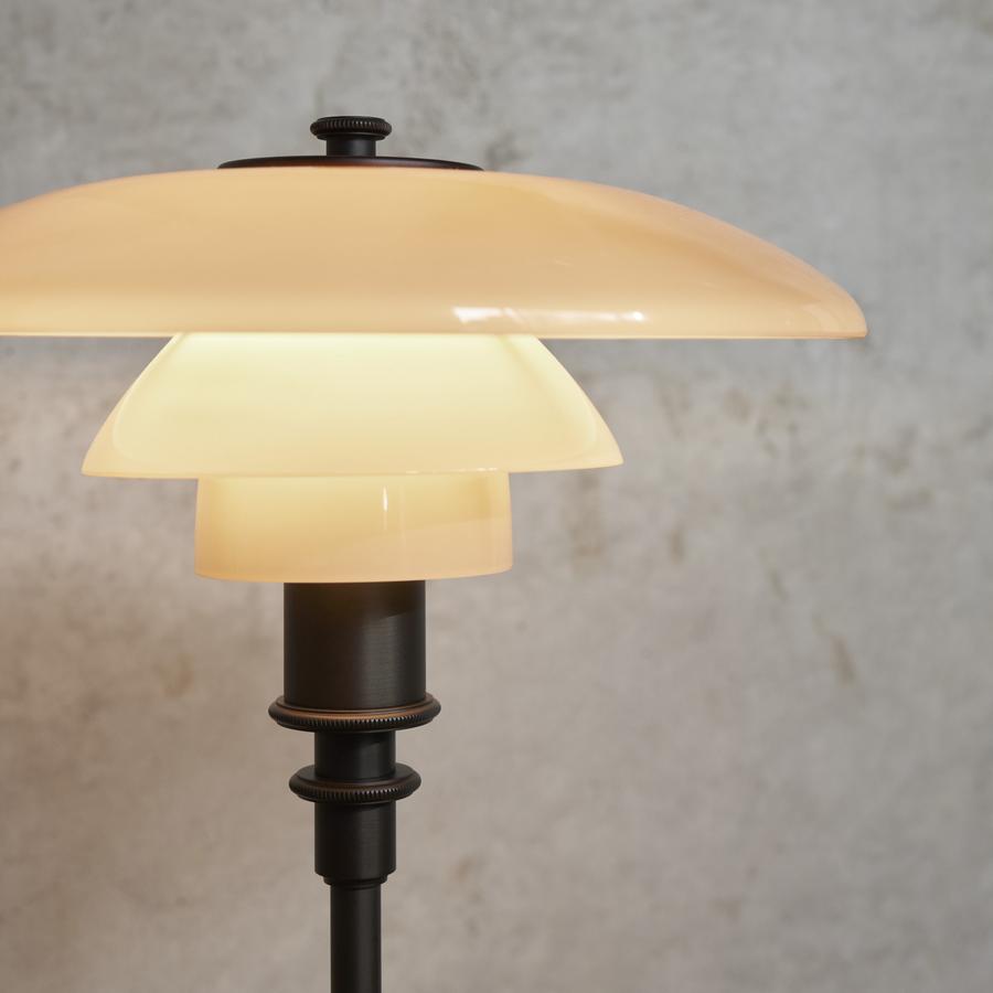 https://objectstorage.ap-seoul-1.oraclecloud.com/n/cnk6gaix2gpw/b/loqoqo-conv/o/louis-poulsen/ph-2-1-table-lamp-limited-edition/6559eaf2-e508-4ccf-9776-35c32e4b2d2e.jpg