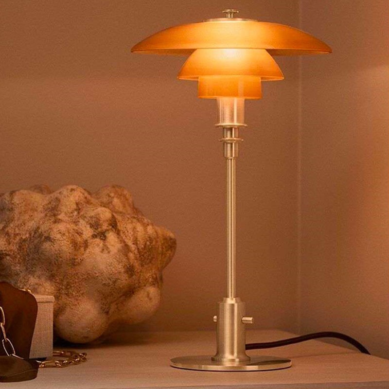 https://objectstorage.ap-seoul-1.oraclecloud.com/n/cnk6gaix2gpw/b/loqoqo-conv/o/louis-poulsen/ph-3-2-limited-edition-table-lamp-in-amber-coloured-glass-2018/49306.jpg