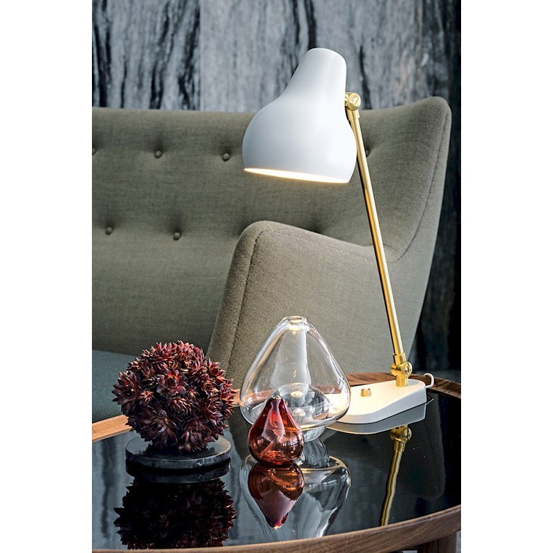 https://objectstorage.ap-seoul-1.oraclecloud.com/n/cnk6gaix2gpw/b/loqoqo-conv/o/louis-poulsen/vl-38-table-lamp-white-and-brass/4447.jpg