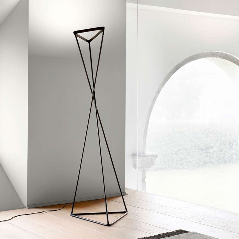 https://objectstorage.ap-seoul-1.oraclecloud.com/n/cnk6gaix2gpw/b/loqoqo-conv/o/luceplan/tango-modular-triangular-led-floor-lamp-for-indoor/75100.jpg