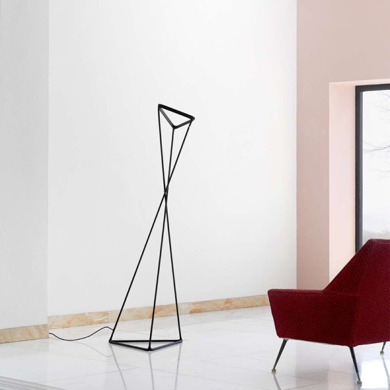 https://objectstorage.ap-seoul-1.oraclecloud.com/n/cnk6gaix2gpw/b/loqoqo-conv/o/luceplan/tango-modular-triangular-led-floor-lamp-for-indoor/75101.jpg