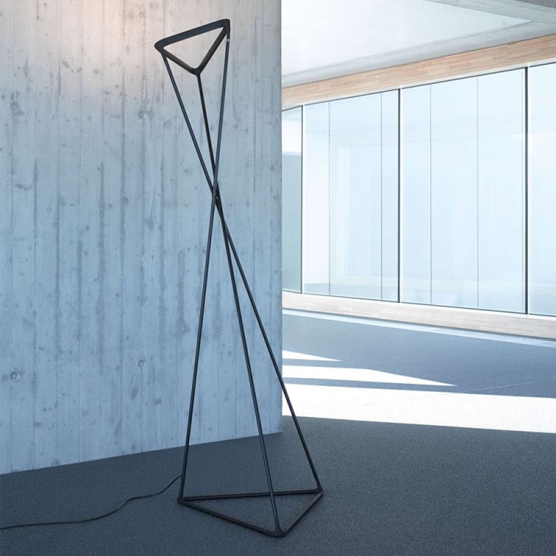https://objectstorage.ap-seoul-1.oraclecloud.com/n/cnk6gaix2gpw/b/loqoqo-conv/o/luceplan/tango-modular-triangular-led-floor-lamp-for-indoor/75102.jpg