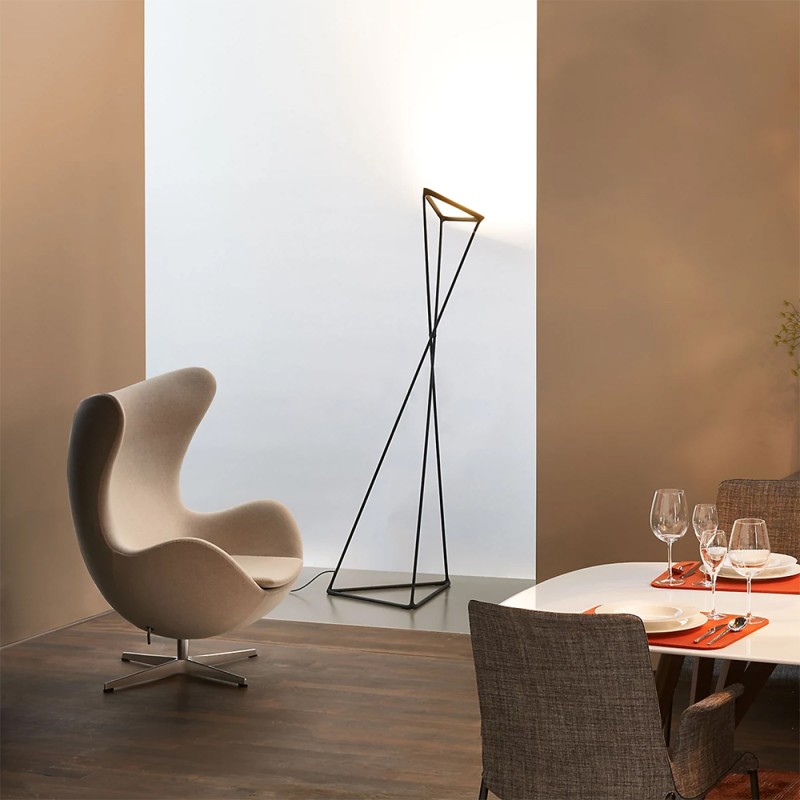 https://objectstorage.ap-seoul-1.oraclecloud.com/n/cnk6gaix2gpw/b/loqoqo-conv/o/luceplan/tango-modular-triangular-led-floor-lamp-for-indoor/75104.jpg