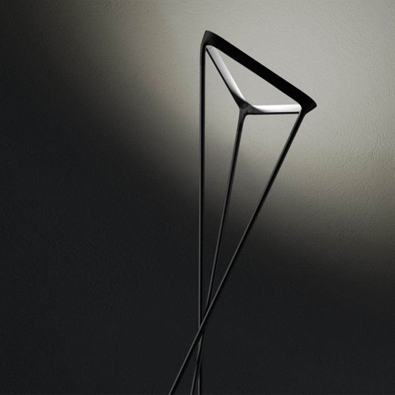 https://objectstorage.ap-seoul-1.oraclecloud.com/n/cnk6gaix2gpw/b/loqoqo-conv/o/luceplan/tango-modular-triangular-led-floor-lamp-for-indoor/75107.jpg