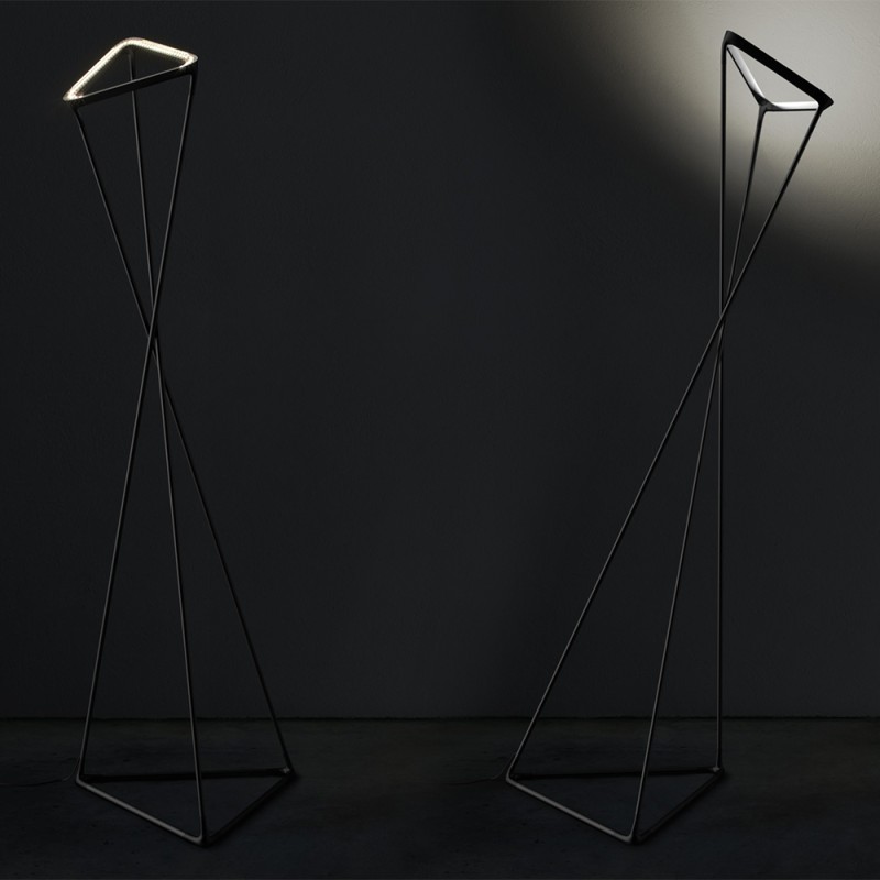 https://objectstorage.ap-seoul-1.oraclecloud.com/n/cnk6gaix2gpw/b/loqoqo-conv/o/luceplan/tango-modular-triangular-led-floor-lamp-for-indoor/75108.jpg