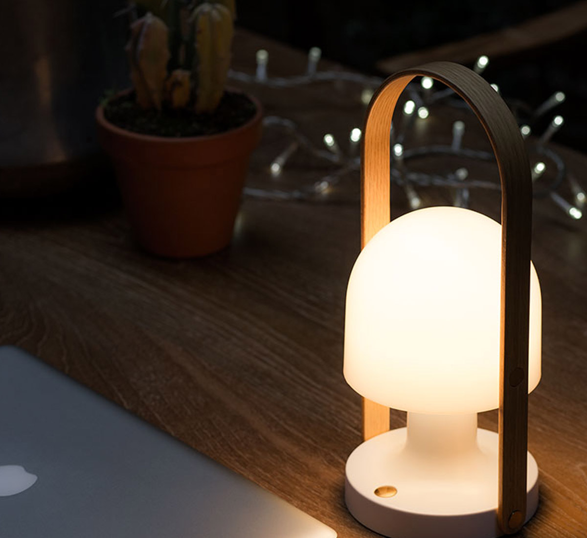 https://objectstorage.ap-seoul-1.oraclecloud.com/n/cnk6gaix2gpw/b/loqoqo-conv/o/marset/follow-me-table-lamp-portable/followme-lamp-marset-inma-berm_dez-contest-indoor-3.jpg
